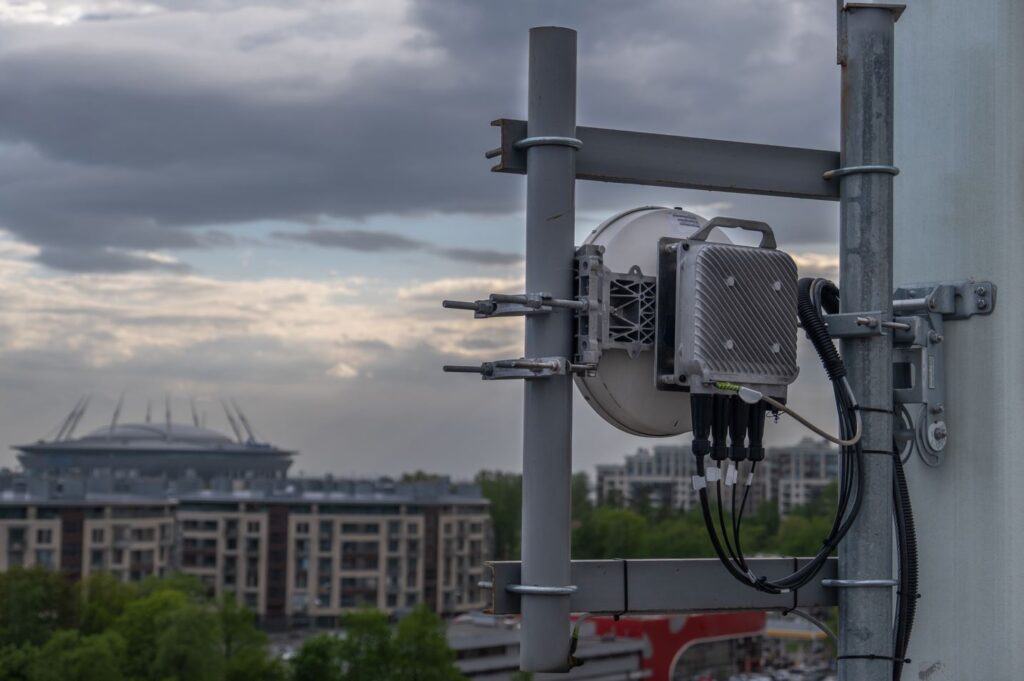 Point-to-point-antenna-near-a-stadium-1024x681